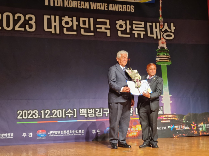 ১১ তম কোরিয়ান ওয়েভ অ্যাওয়ার্ডে পেলেন সৈয়দ মুস্তাফিজুর রহমান